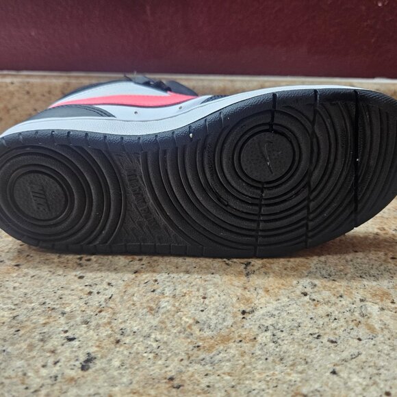 Girls Nike - Picture 2 of 4